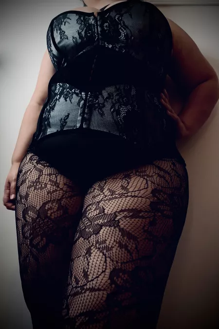 This is your view for worship me Wednesday! Is that a thing? We should make that a thing😏. God I love wearing corsets.