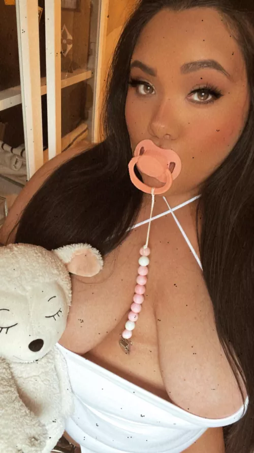 This little needs a friend other than her stuffie… 🎀🧸