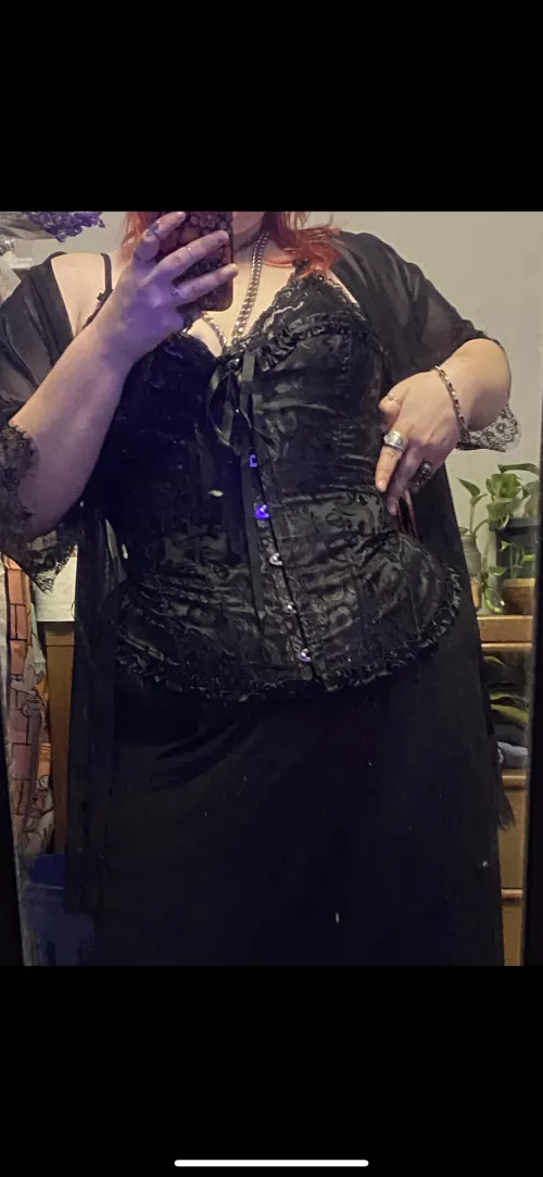 This one doesnβt get tight enough to really bring my waist in but this was a fun outfit!