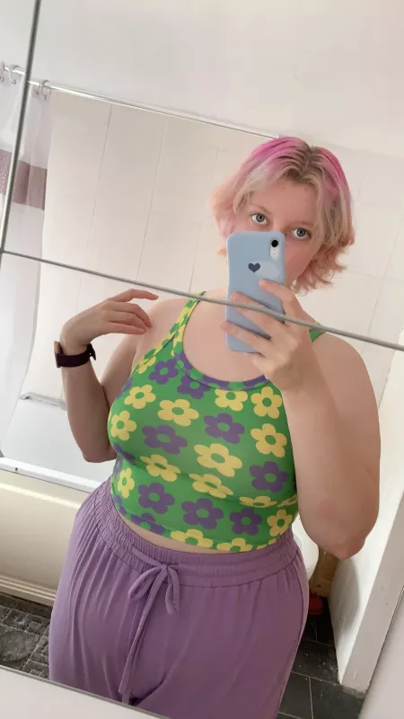 this outfit always reminds me of the mystery machine! 😅