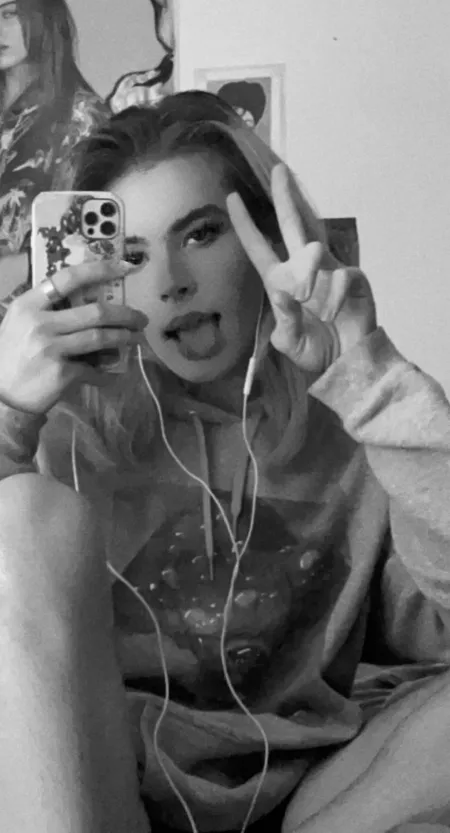 This pic in black and white I feel so cute😋🥰