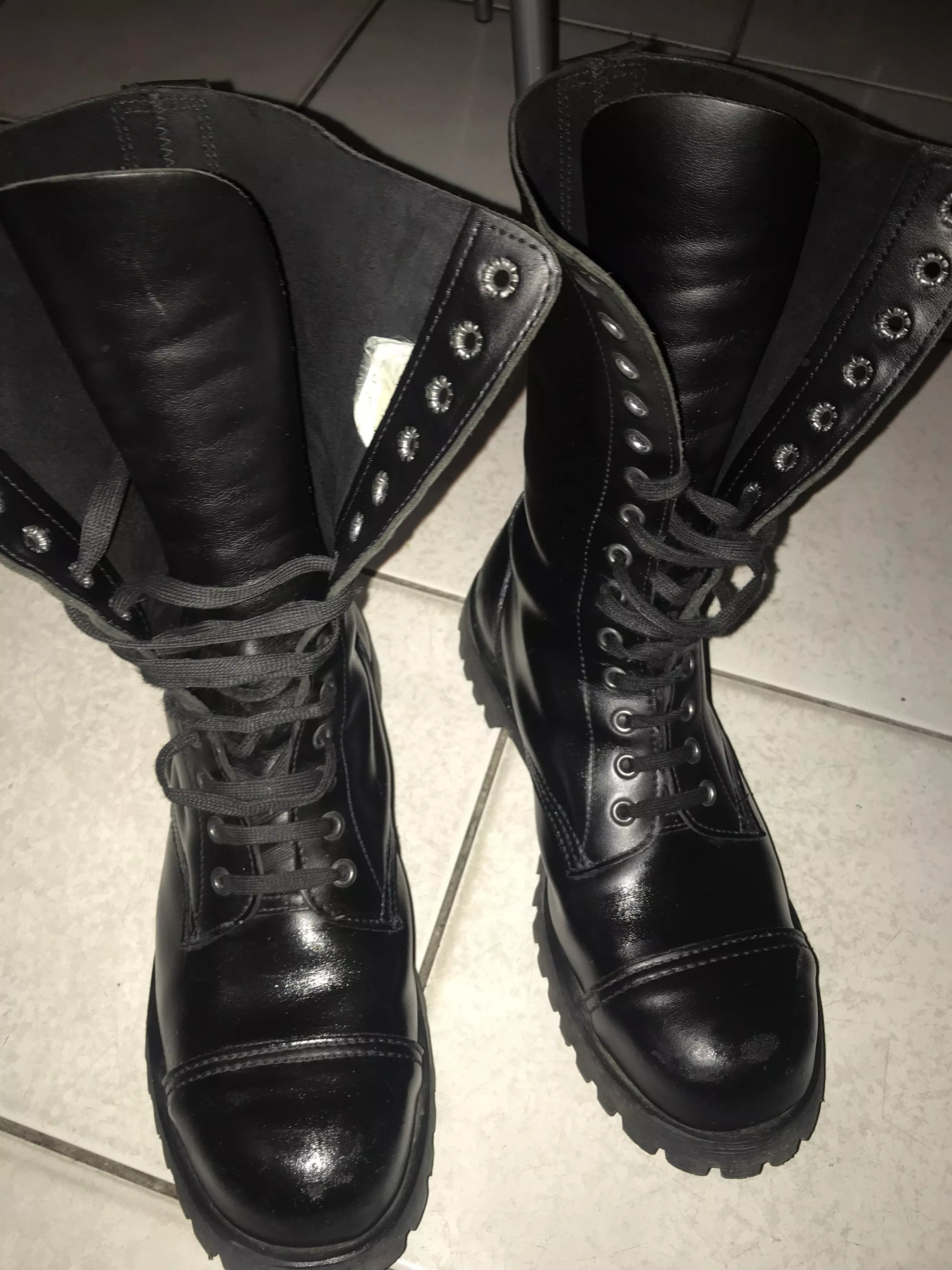 this post is a reminder to CONDITION YOUR BOOTS! slather on some lard, oil or whatever. keep that leather soft! 🖤
