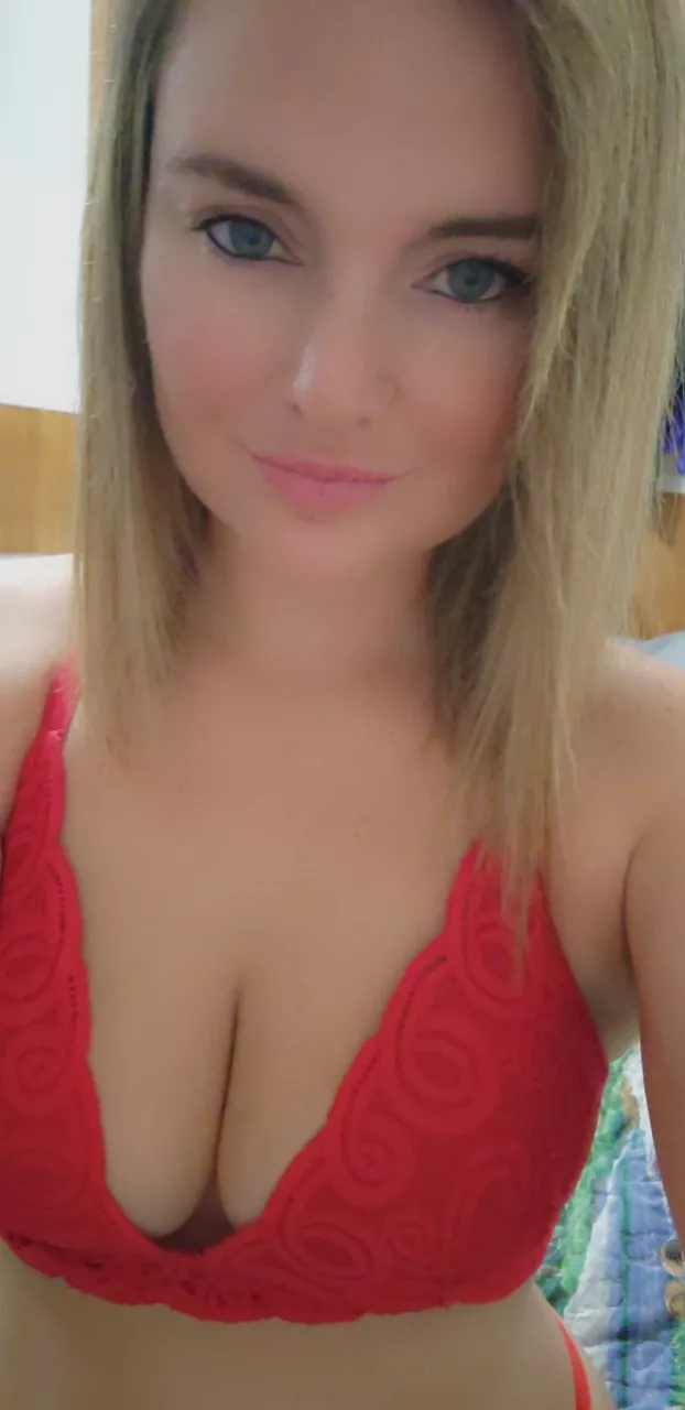 This red makes me feel feisty 😏