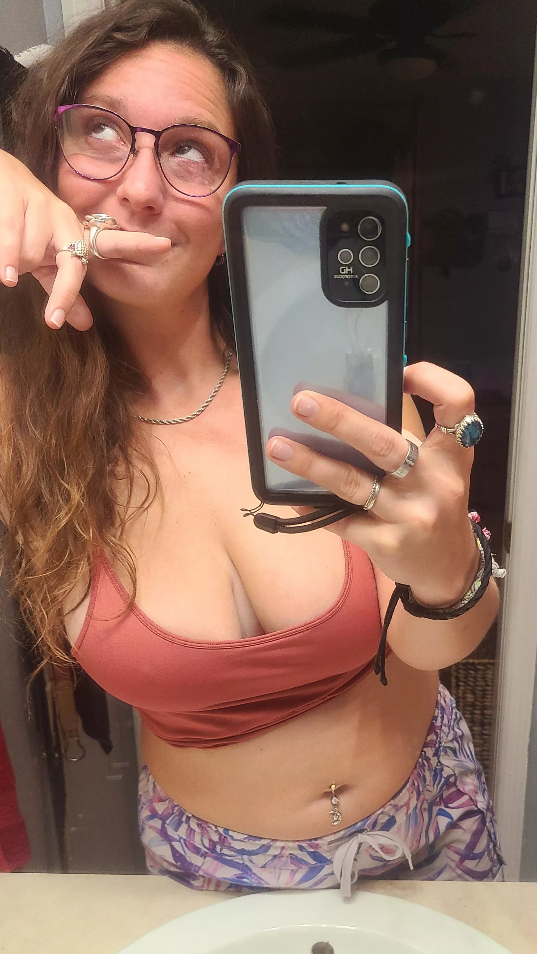 This tank top is doing the best that it can 😅