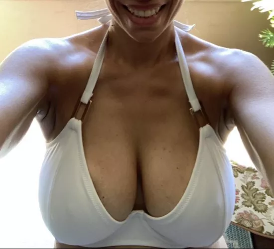 This white top definitely deserves that smile…(F48)