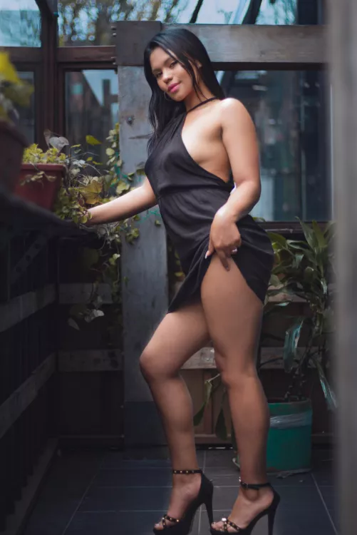 Those heels are so attractive as well as the whole picture