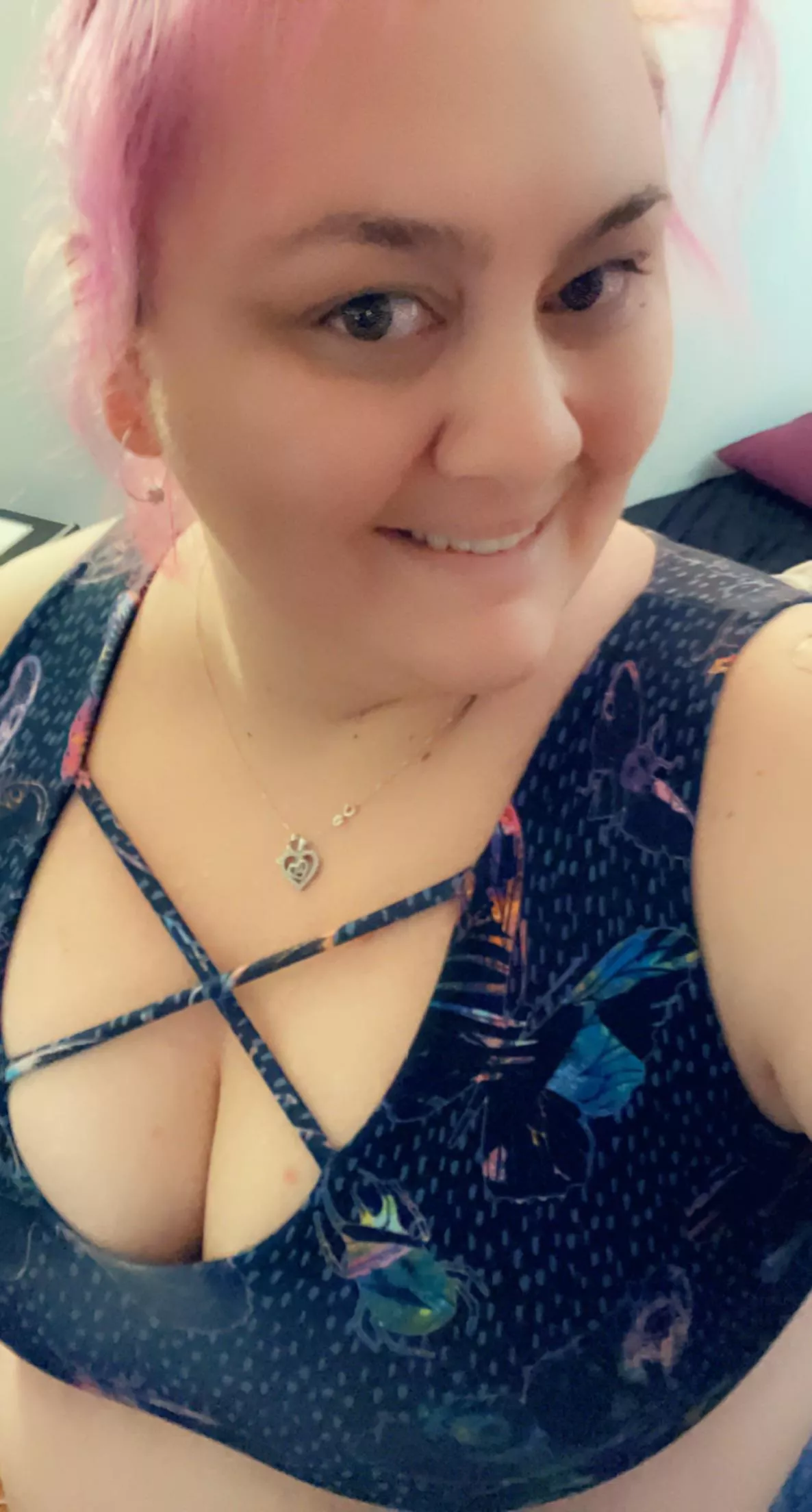 Thought Iโd take a selfie before heading to the gym this morning! Love this crop support where itโs needed! ๐ Thought Iโd take a selfie before heading to the gym this morning! Love this crop support where itโs needed! ๐