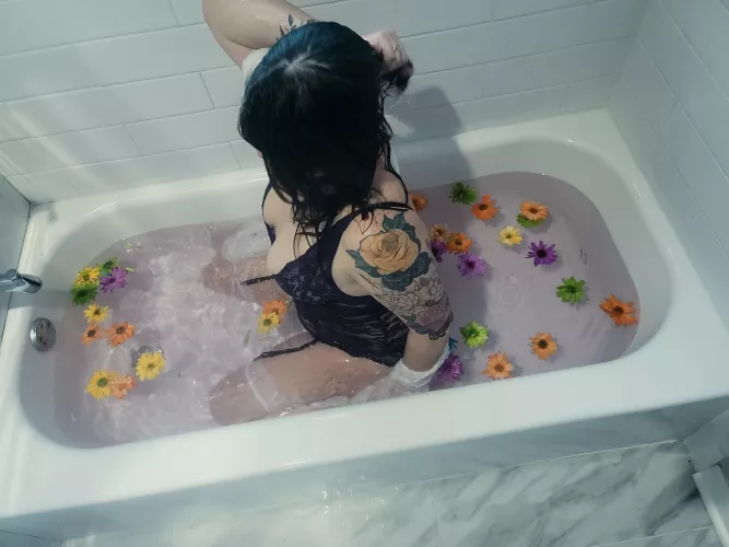 Threw some flowers in the bath today 💁‍♀️💦