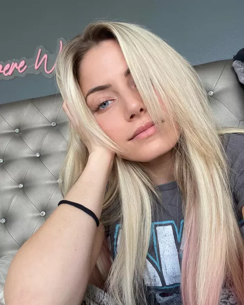 Throbbing and leaking for Alexa Bliss. Would love to goon for her