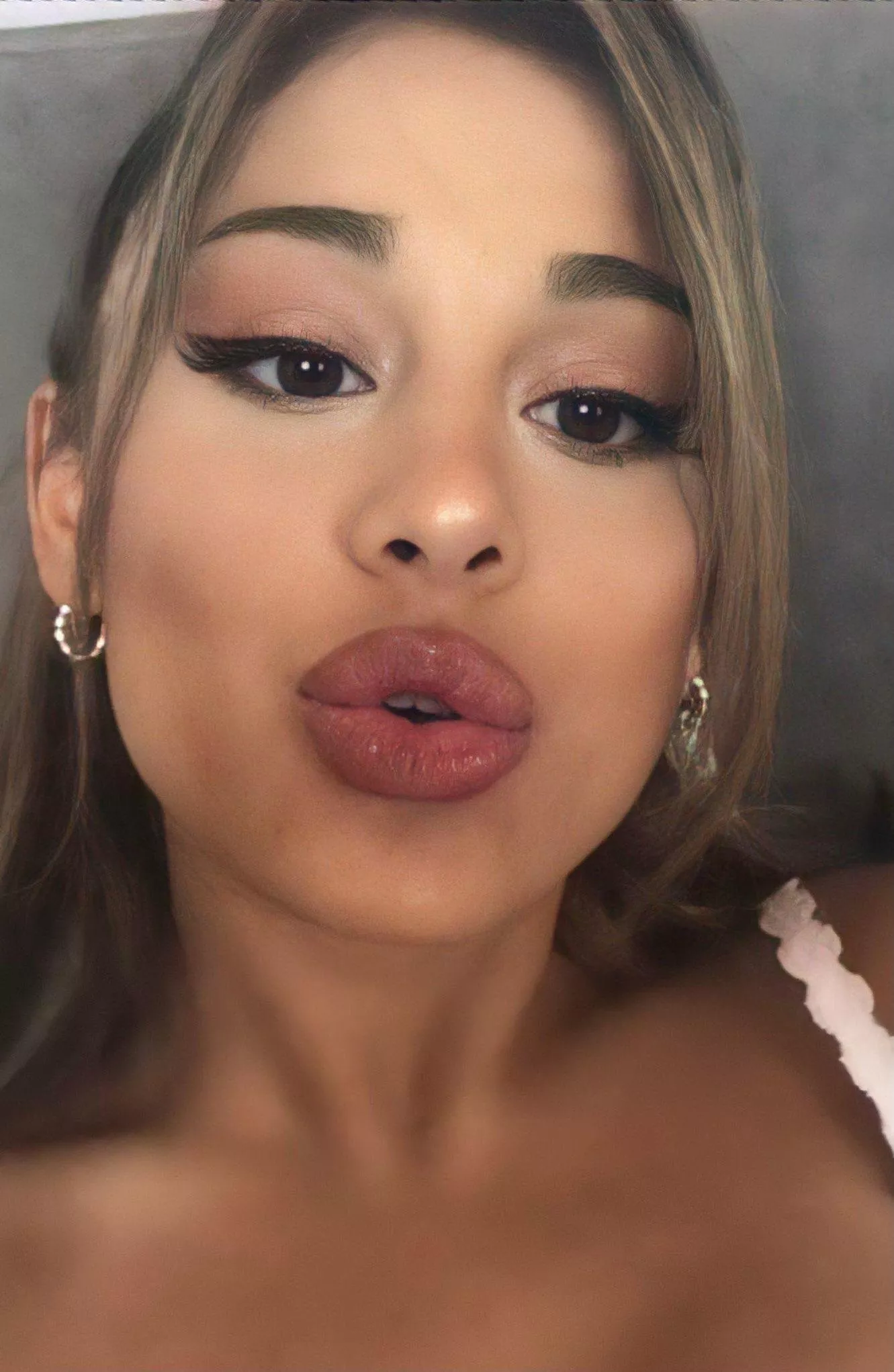 Throbbing for Ariana’s lips so hard rn. That face is better than porn