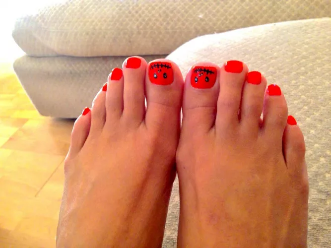 Throwback to Halloween pedicure (f)or my feet lovers. Hubby luvs my 50 yo feet. Do u