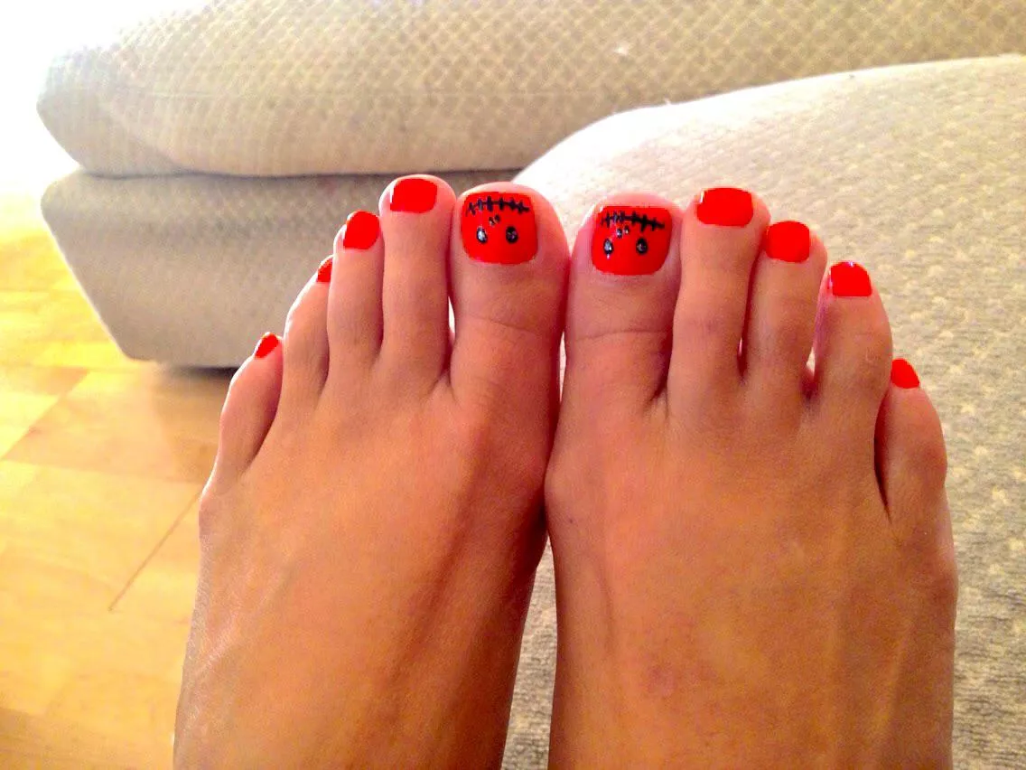 Throwback to Halloween pedicure (f)or my feet lovers. Hubby luvs my 50 yo feet. Do u