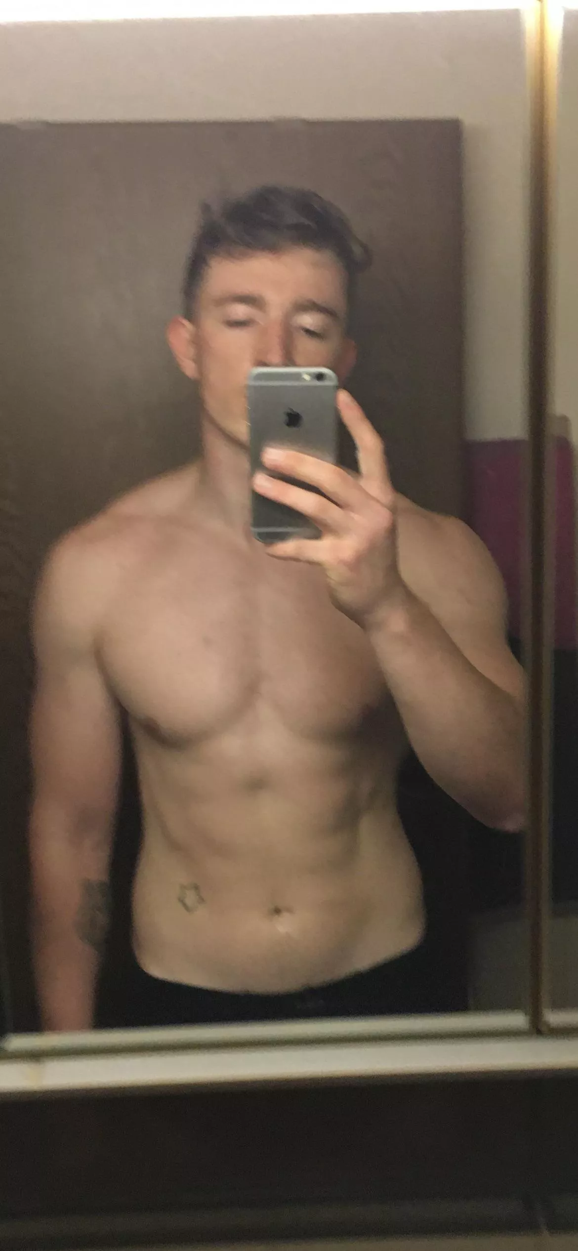 Throwback to last year’s summer form🙈 where did my abs go😅? Also sorry for the blurr