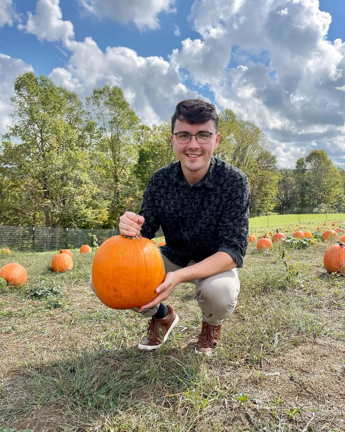Throwback to the fall and me with a pumpkin. Wish I had someone to call pumpkin 🥺😂