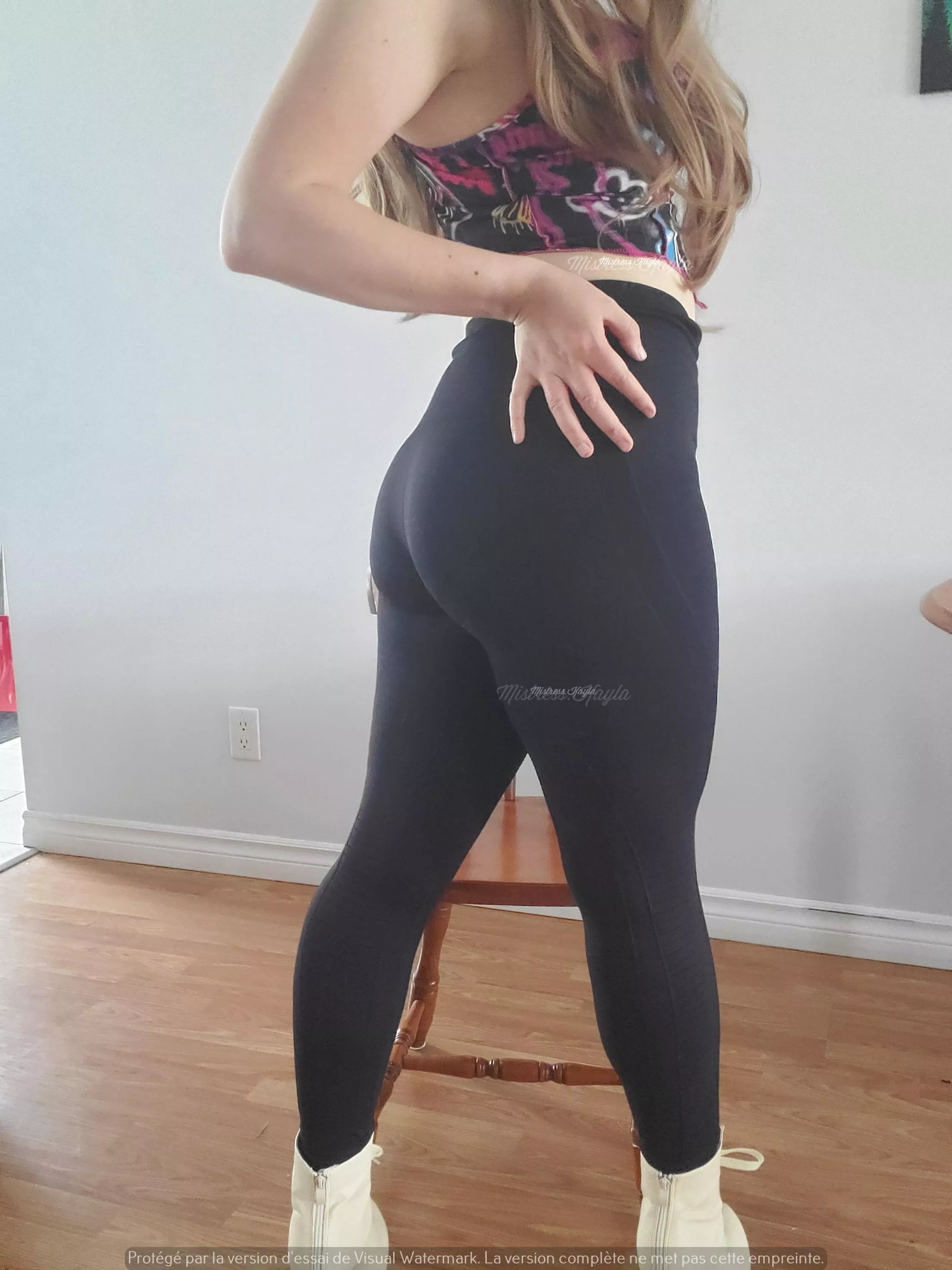 Tight leggings are the best to show peachy ass don't you think?