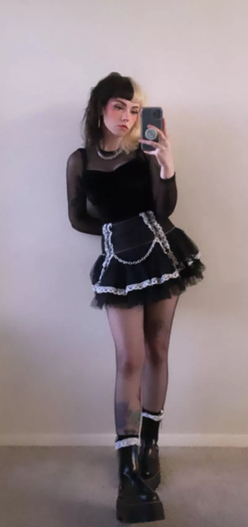 Tights and big boots 🤤