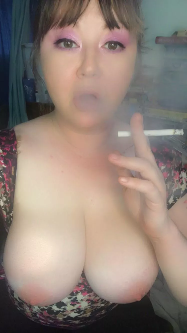 Tits and smoke 💋