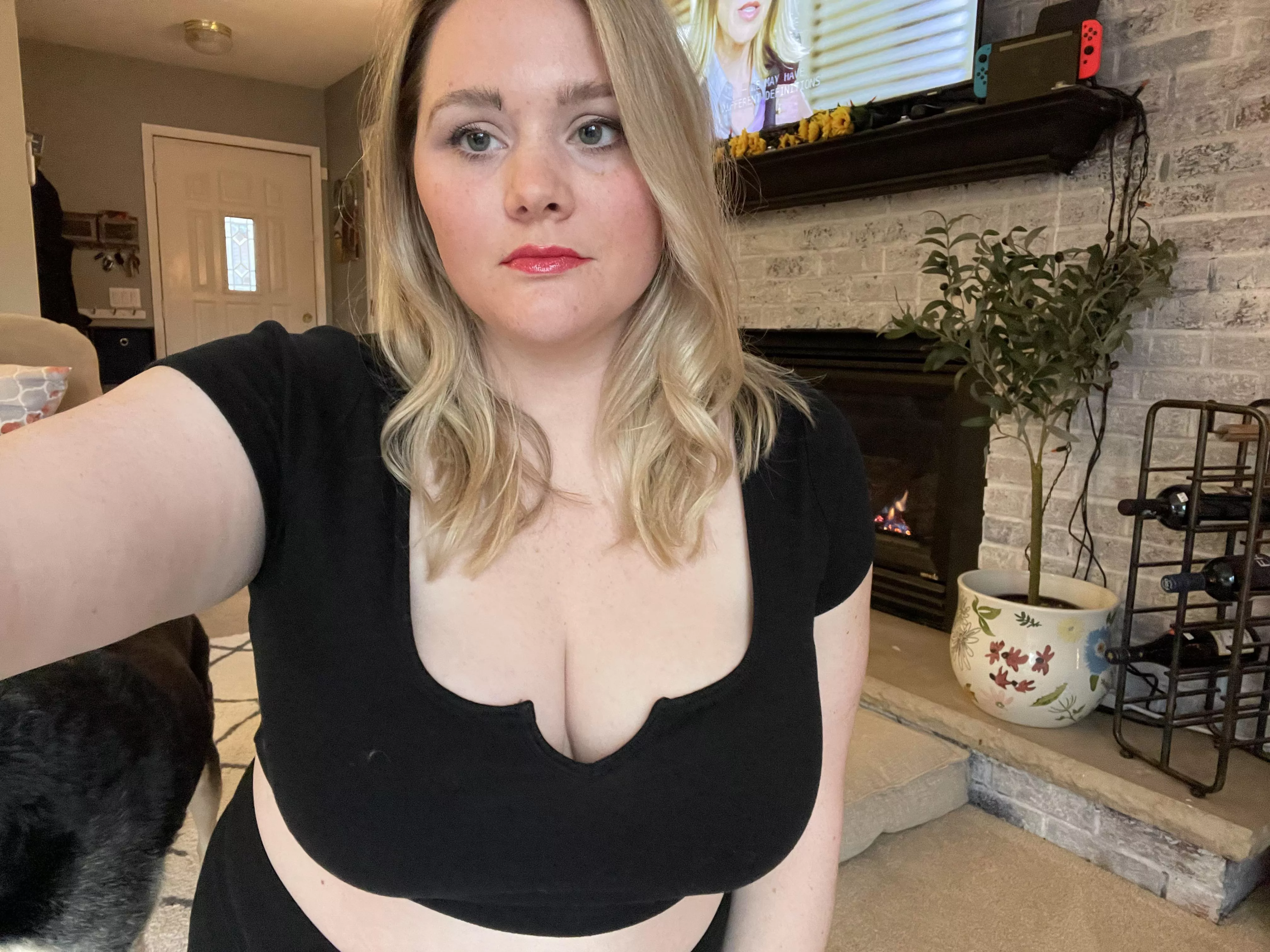 Titties and a tummy…I know I’m big, but am I beautiful? 💋