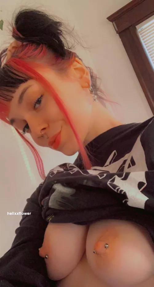 titty fuck & chill…? 😜🖤