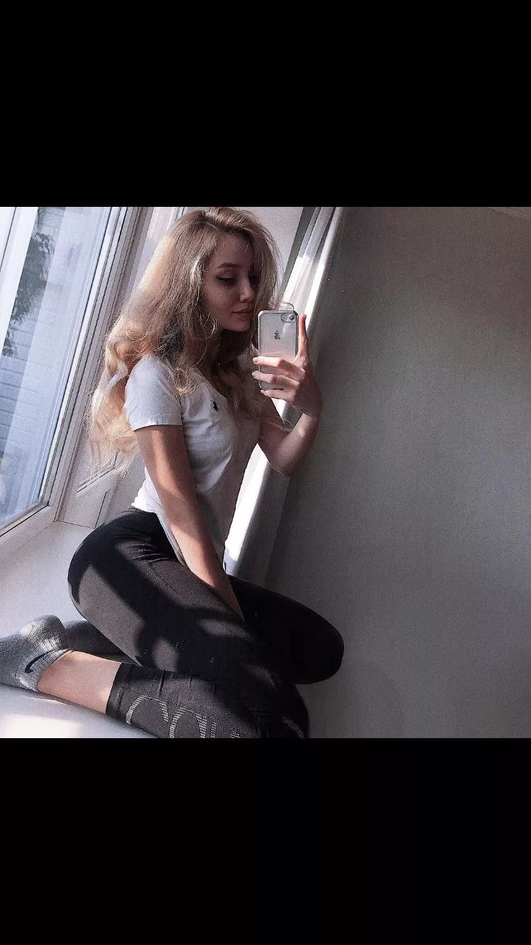 To keep my body in good shape, I force myself to wake up early on Sunday morning and go to a workout! it's hard, but now all the guys turn around to look at my ass😋🍑 To keep my body in good shape, I force myself to wake up early on Sunday morning and go to a workout! it's hard, but now all the guys turn around to look at my ass😋🍑