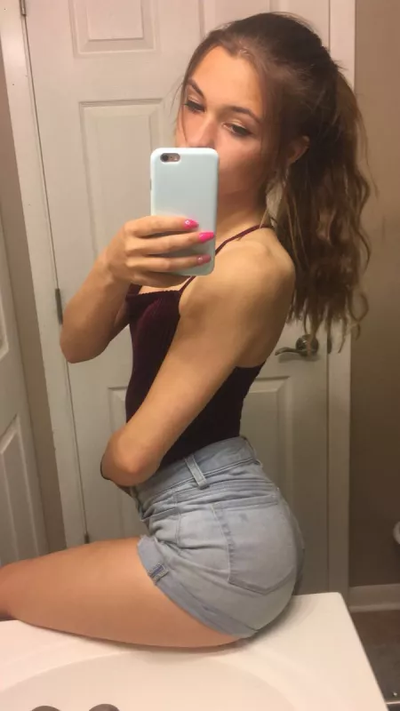 To the FEW ppl who will see this: DM me to get a FREE recent nude cuz I am feeling slutty af 💜💜