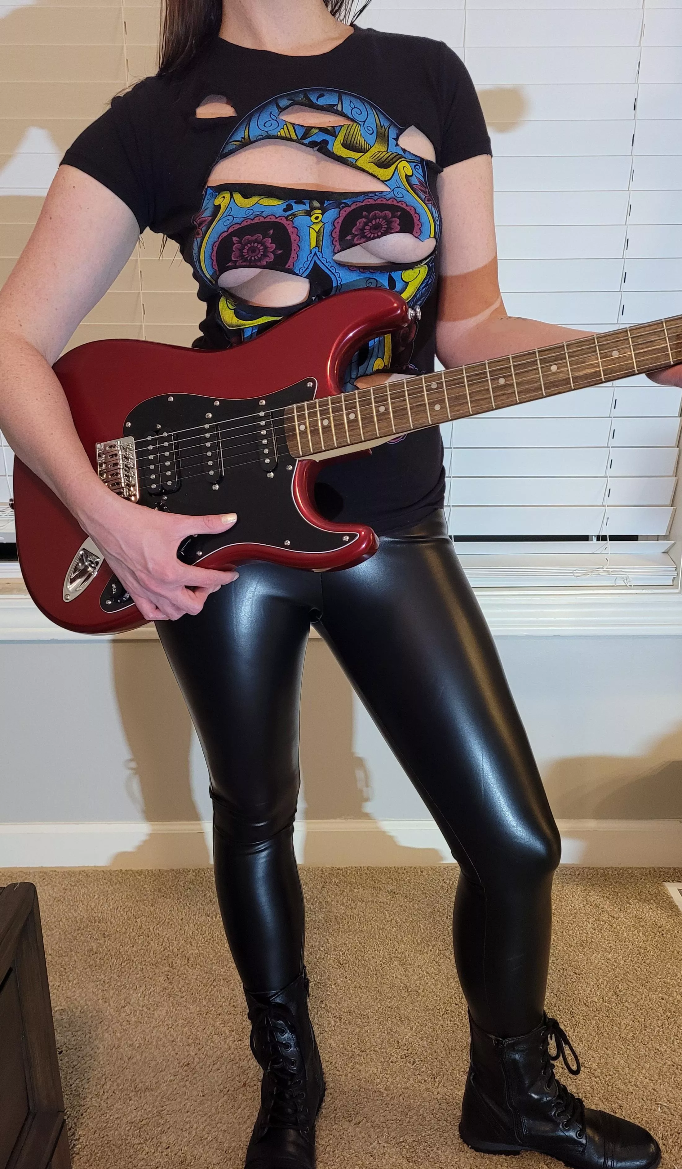 Today is Women Rock! Day. 1/3 🤟 [F]