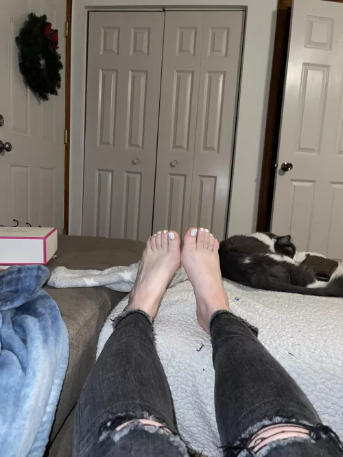 Toes for days 🙃