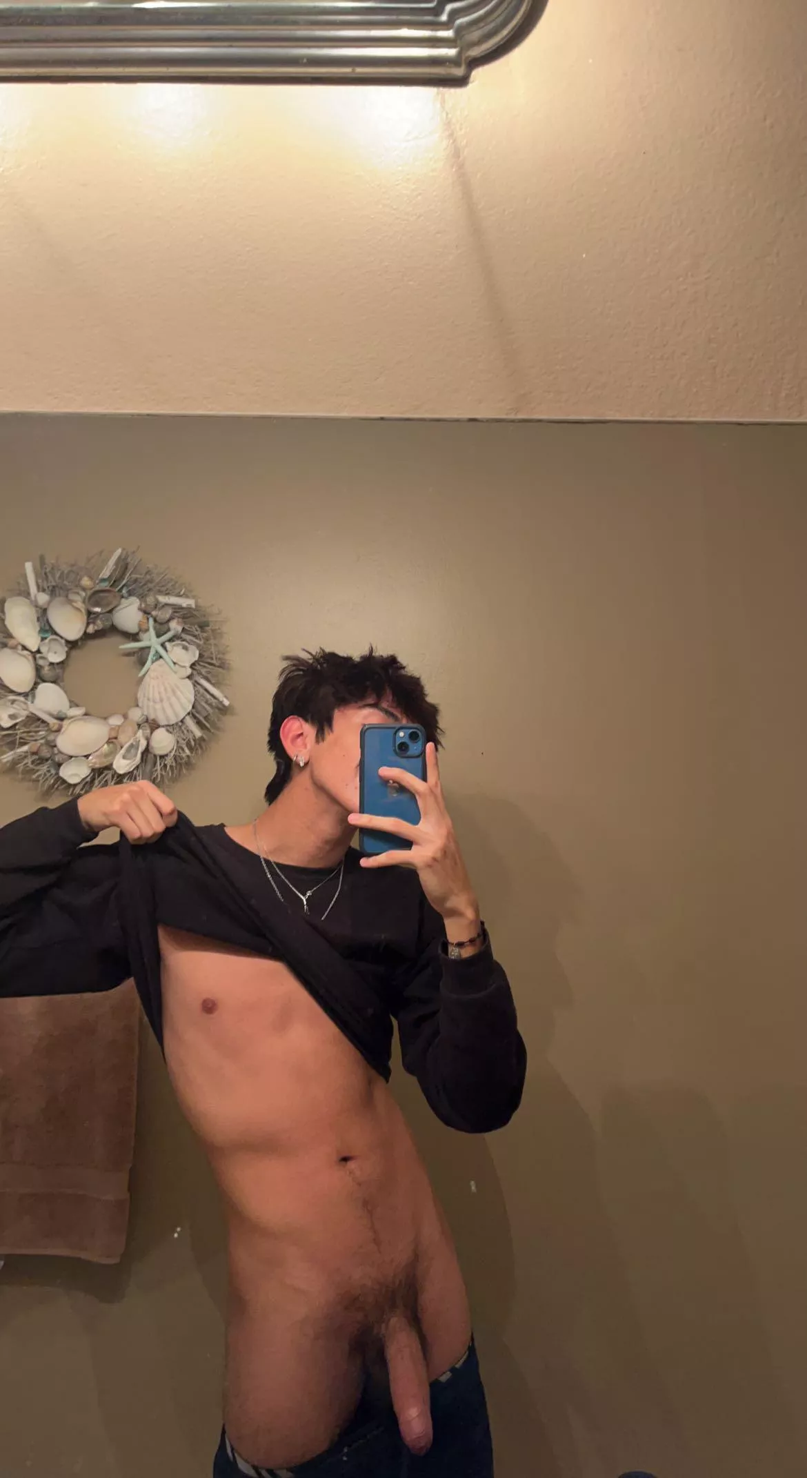 Too hot to be single 😵‍💫😵‍💫