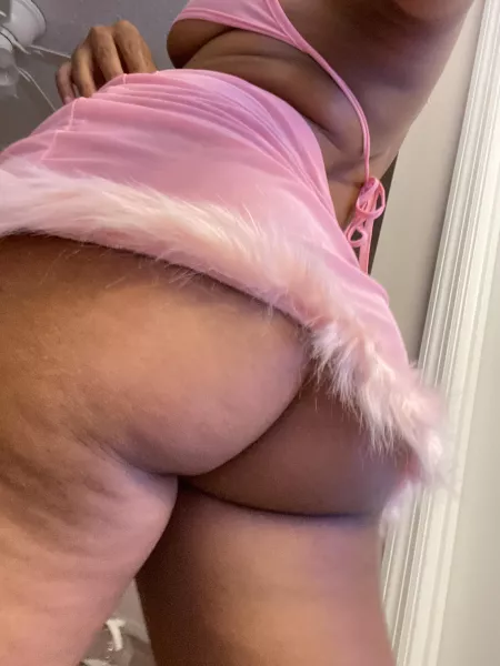 too much ass for this skirt š©