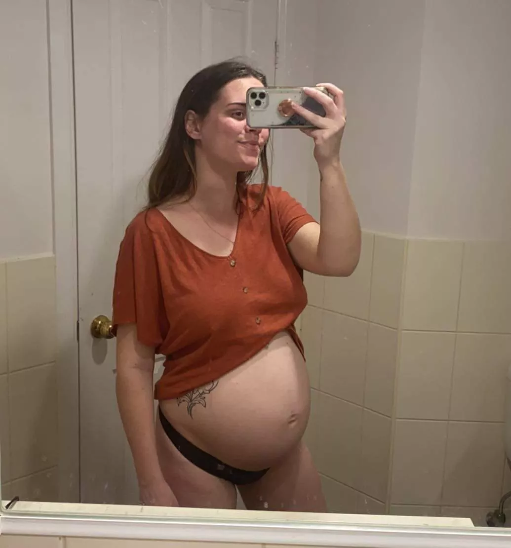 Trading preggo pics send sample to Kik somewhere87