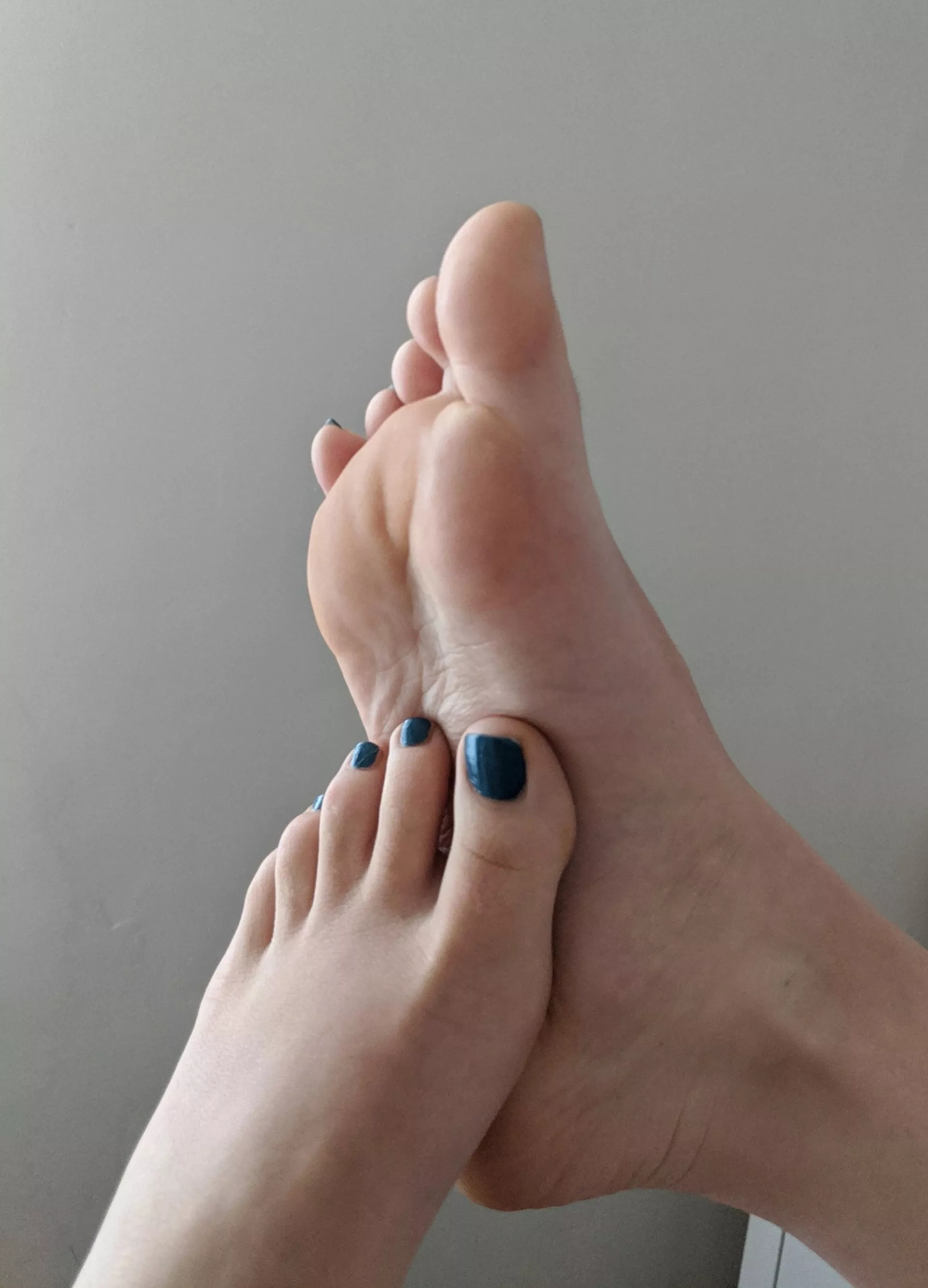 Treating you to both soles and soles in your face, the real question is which will you kiss first? 🤭 Treating you to both soles and soles in your face, the real question is which will you kiss first? 🤭
