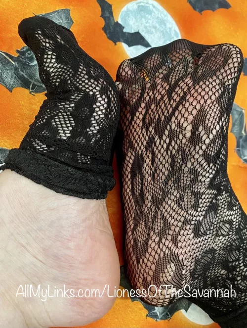Trick or Treat! π Fishnet Feet! π¦π» β¦itβs also my birthday today! π₯³