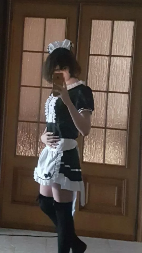 Tried wearing a maid dress. I don't think i look feminine lol