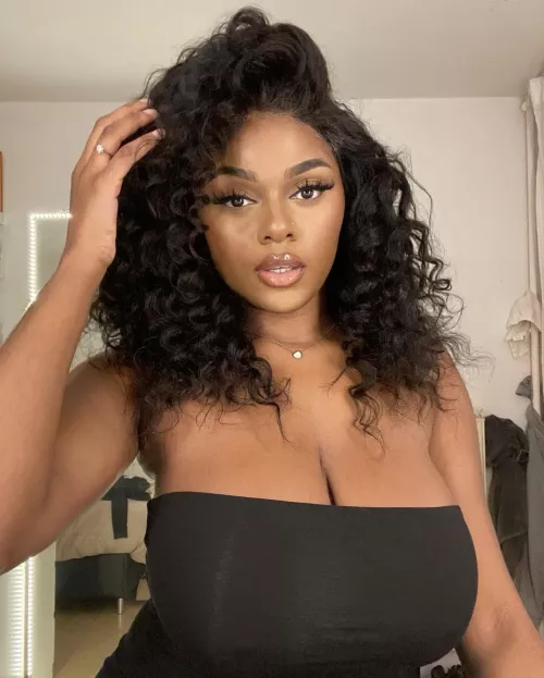 trop gros seins pour se cacher