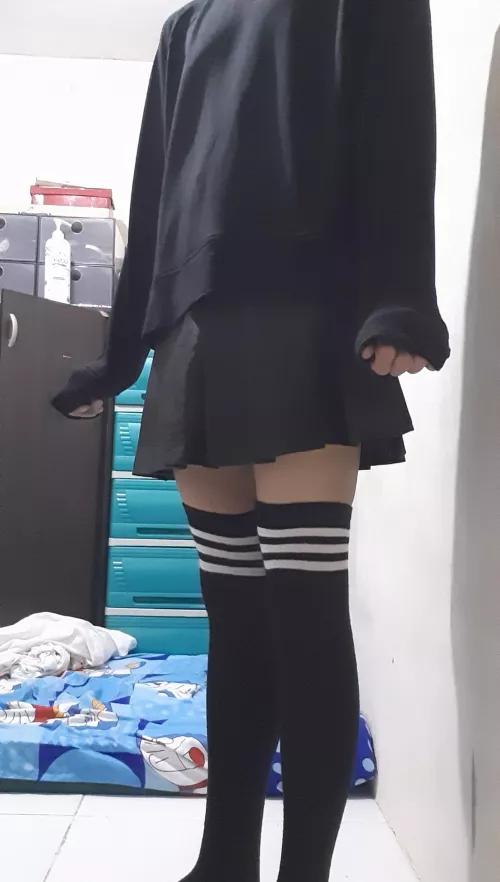 Truth be told, holding the end of your sleeves is extremely comfy :3