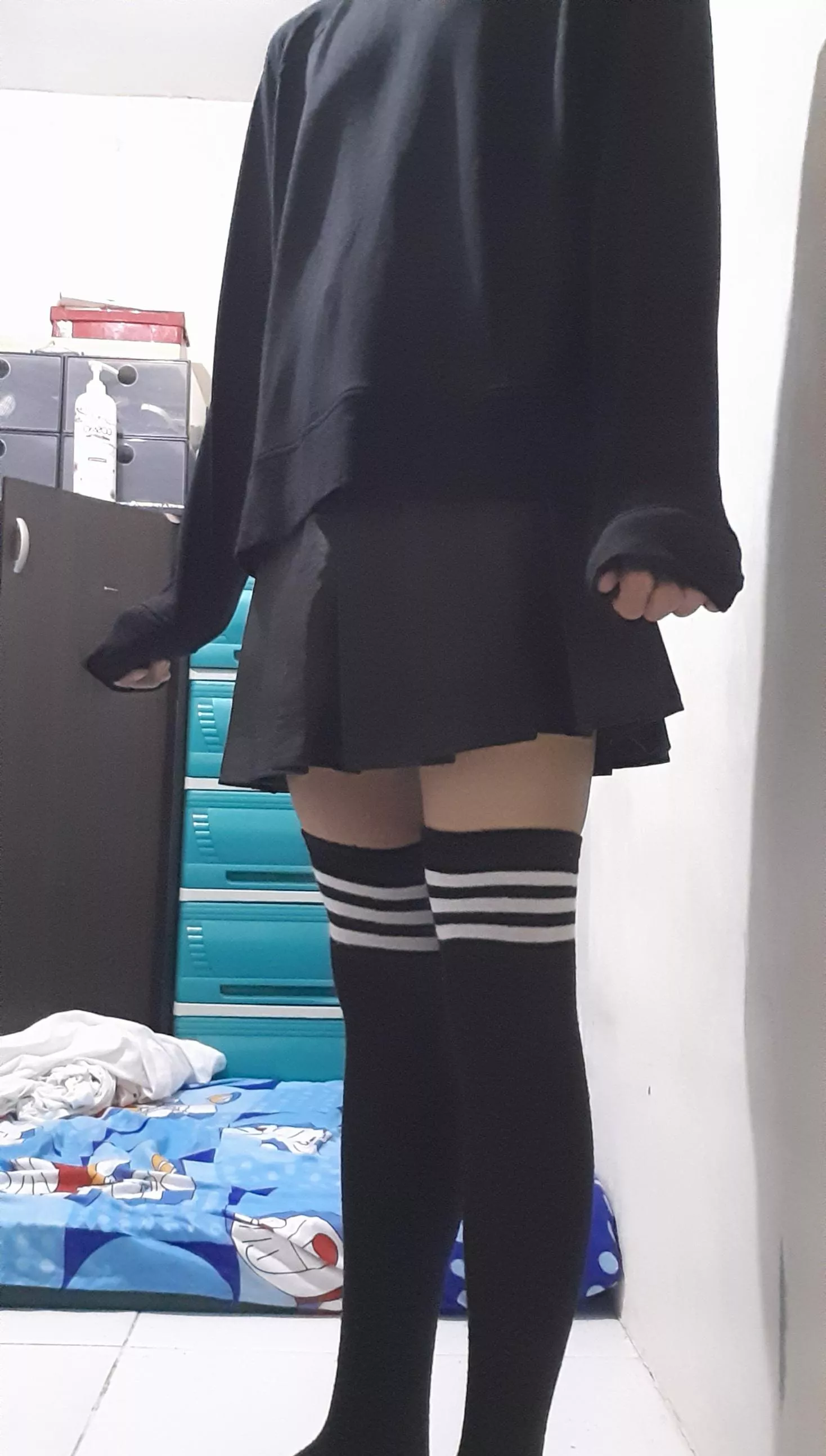 Truth be told, holding the end of your sleeves is extremely comfy :3