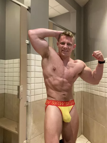 Tryin to grow. Need a gym bro to lift with and then maybe shower with after 😈!