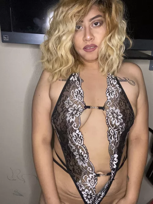 Trying to embrace my mom bod as much as I can🥂