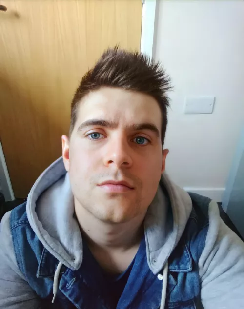 Trying to improve my confidence, so I'm here posting for the first time ever, anxiety is bad, so I'm hoping this will be the first step towards getting over it! I snapped this other day sitting in kitchen....π
 I felt exhausted and probably look it.