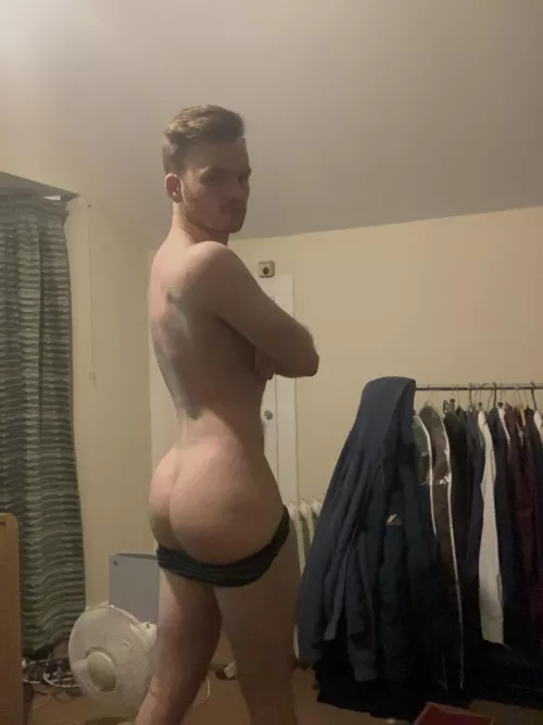 Trying to stay slim whilst getting the booty big, is it working? 🙃