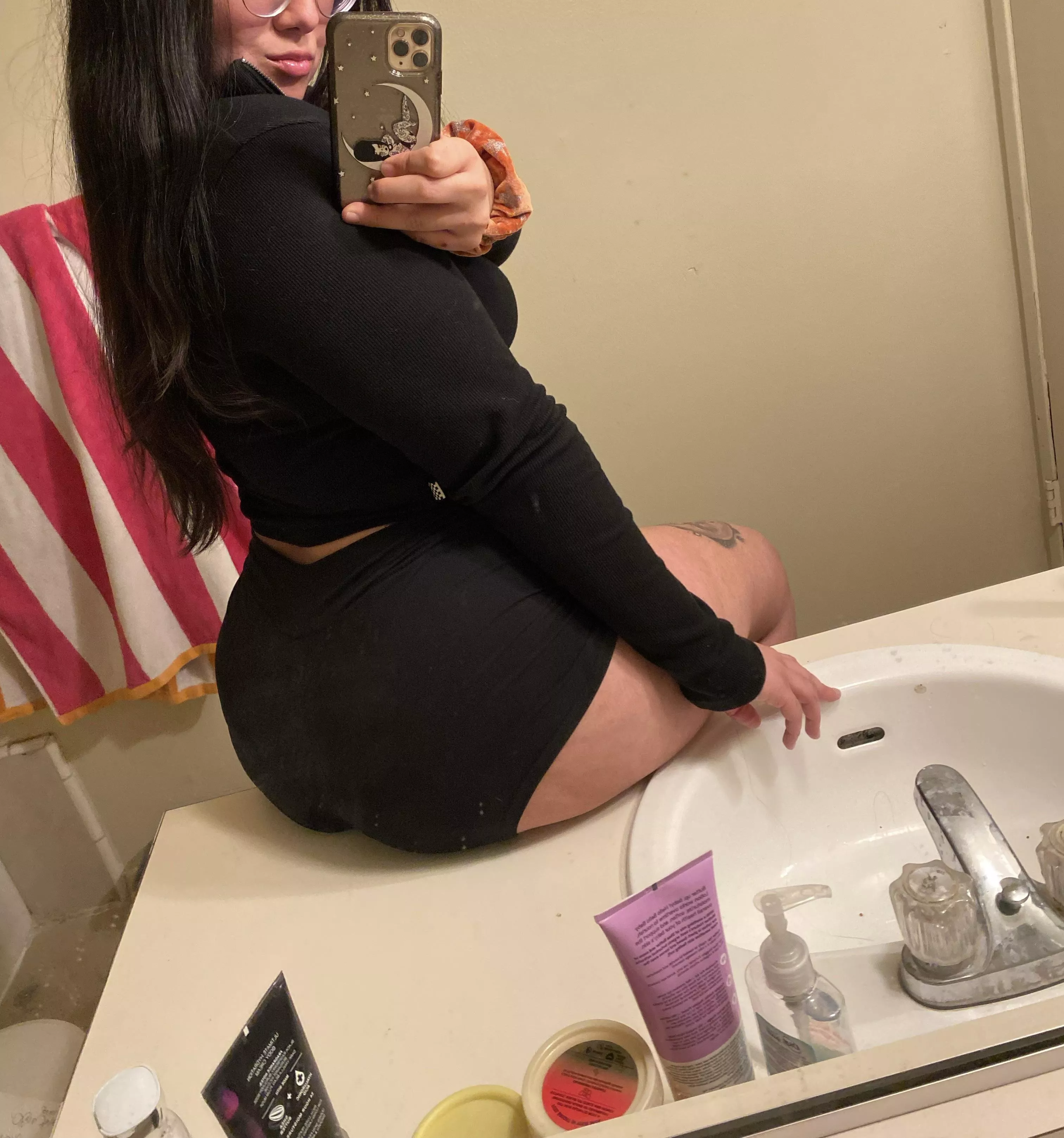 Tryna find a cute bi/lesbian girl to kick it and sesh with tonight… any takers?