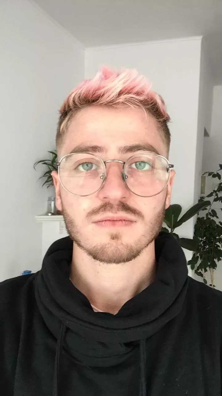 Turned 23 and my hair is pink ! Life is ... weird ? Turned 23 and my hair is pink ! Life is ... weird ?