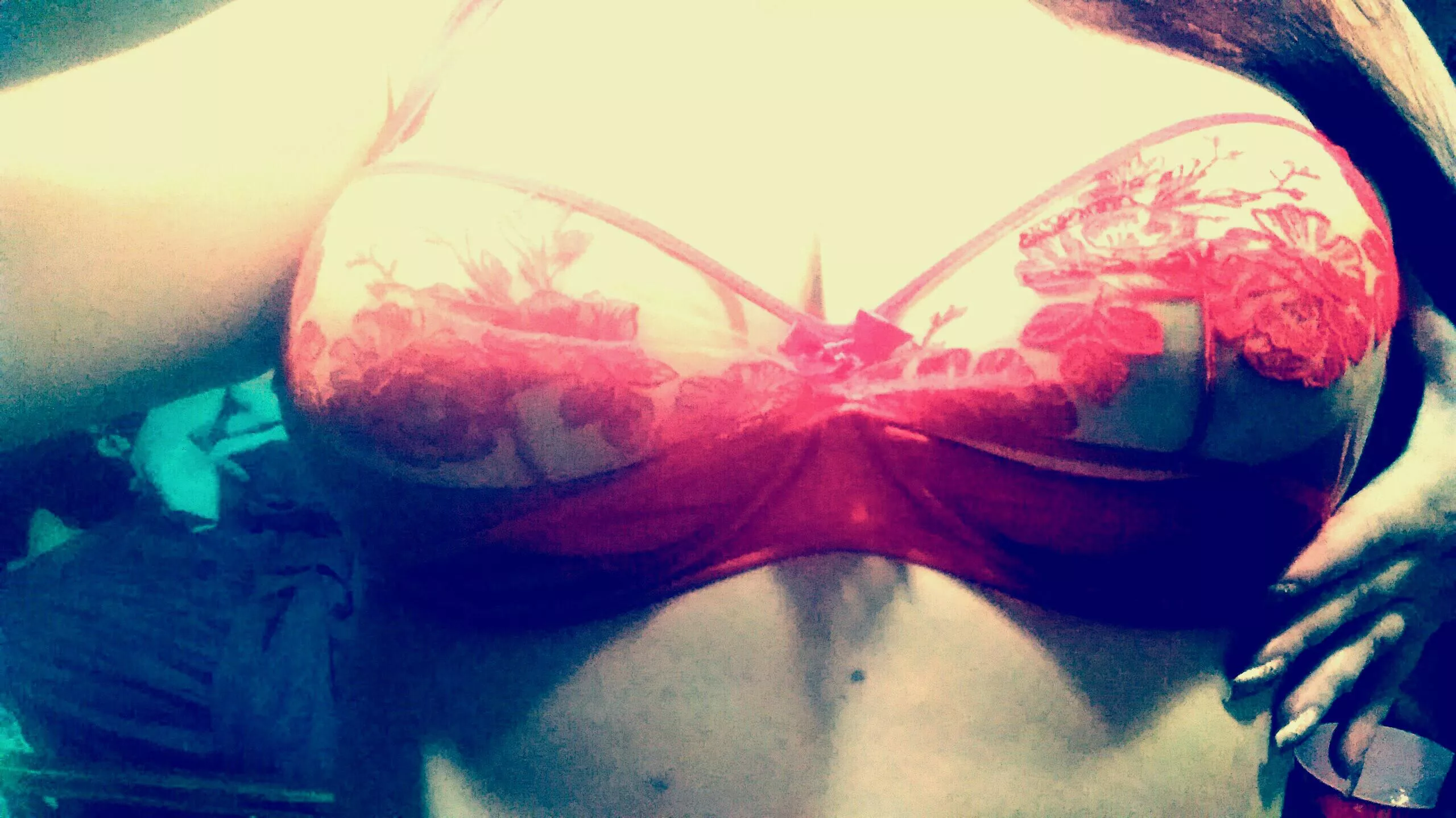 U don't have to put on the red light...but I do need to put on this red bra🎶