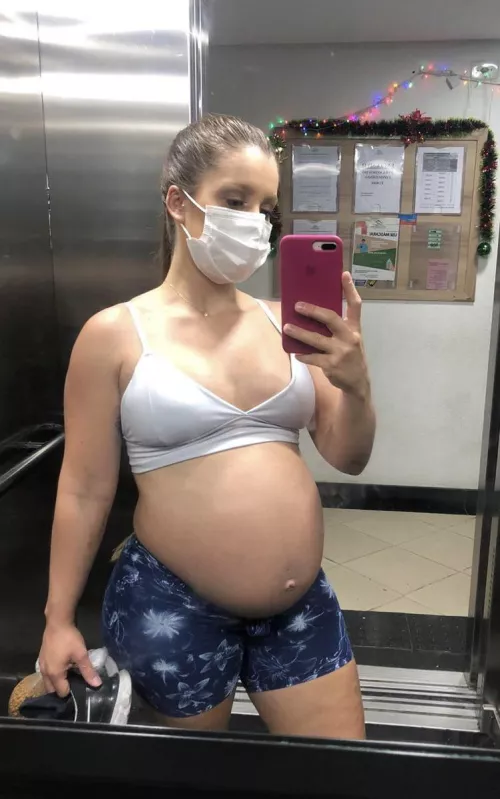 Ugh… loving my beautiful pregnant belly! Just got done with a workout at the gym babes 🥰❤️🥵🤰🏻🤰🏻