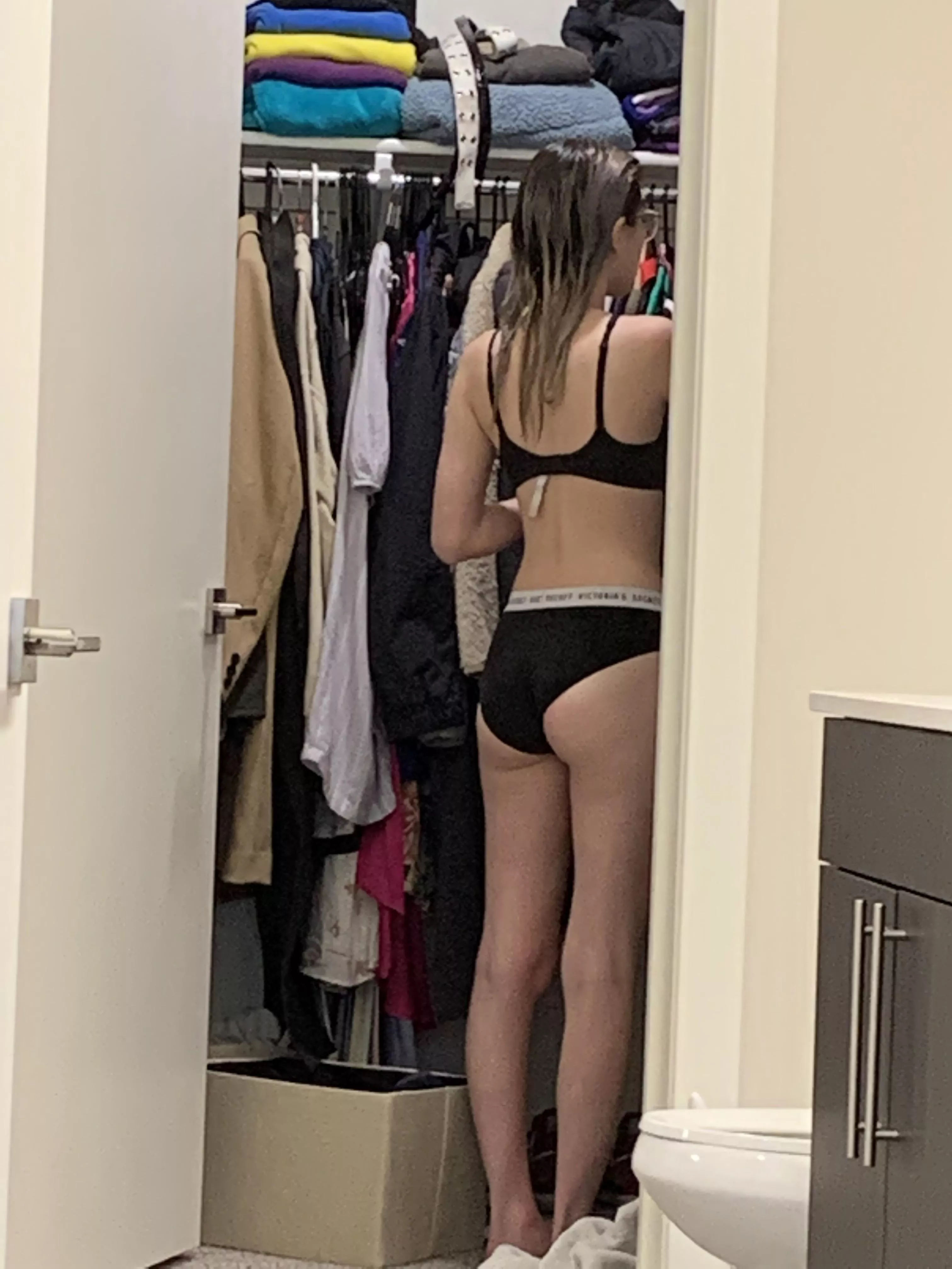 Unaware wife from behind. How many of you would do her? Unaware wife from behind. How many of you would do her?