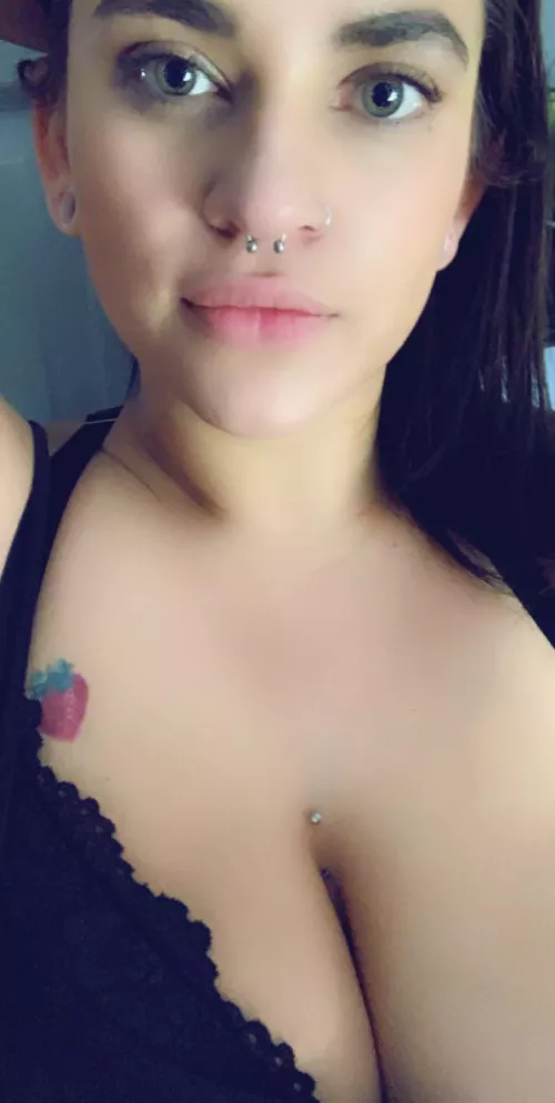 Upvote and I’ll share her tits!