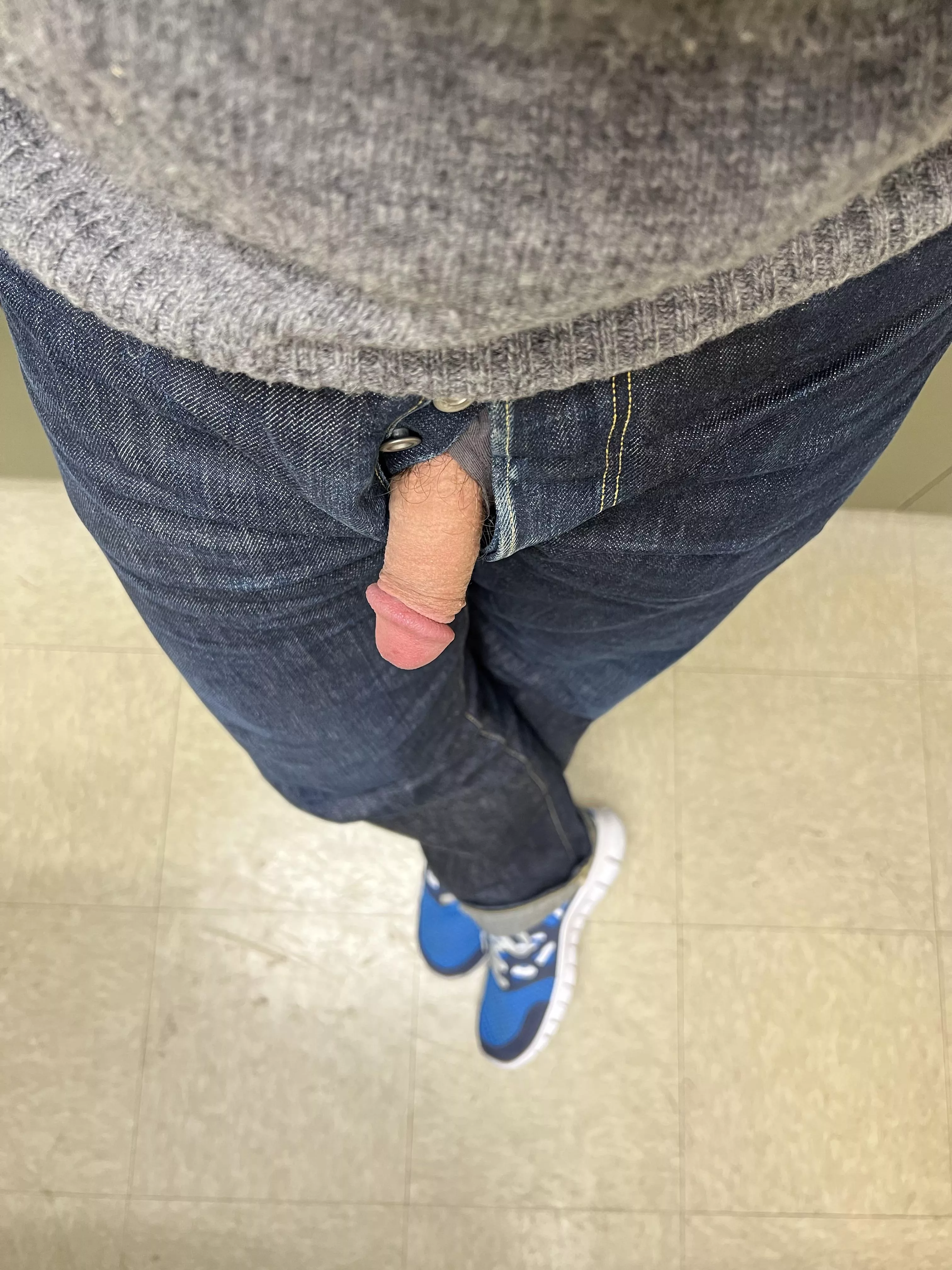 Upvote if you want to meet me in office break room and make this softie hard. 😈