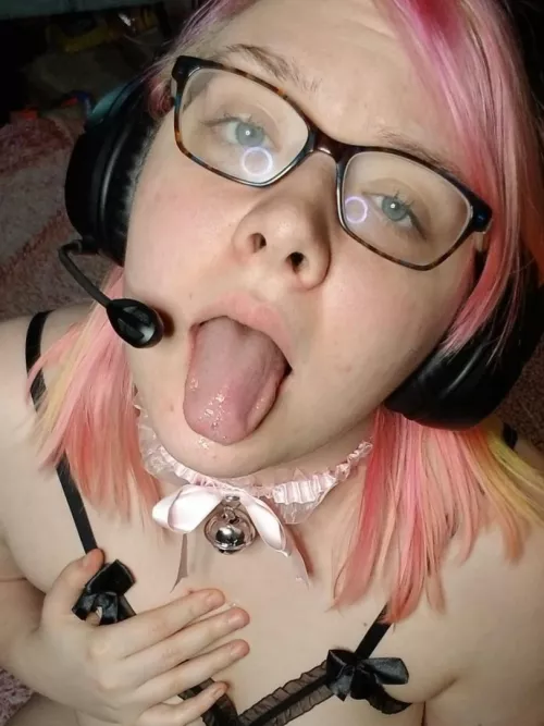 Upvote if youโd like me to support you under the desk baby๐โค๏ธ