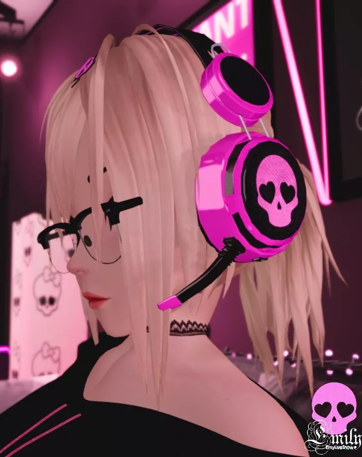 Vampire on the phone, do you need some lewd help? I can help you😈📞 https://chaturbate.com/emyliveshow