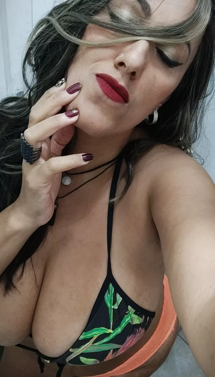 Vanilla oil smells awesome! Want to feel my skin? So soft...